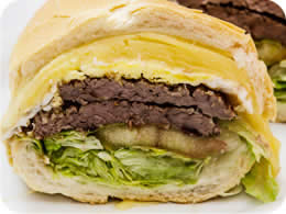 Filet Mignon com queijo, ovo e salada