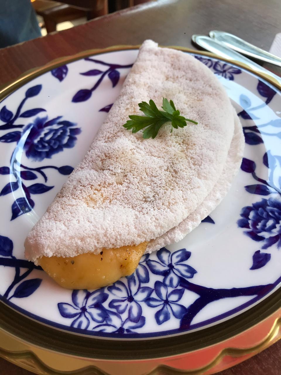 Tapioca com queijo, tomate e orégano